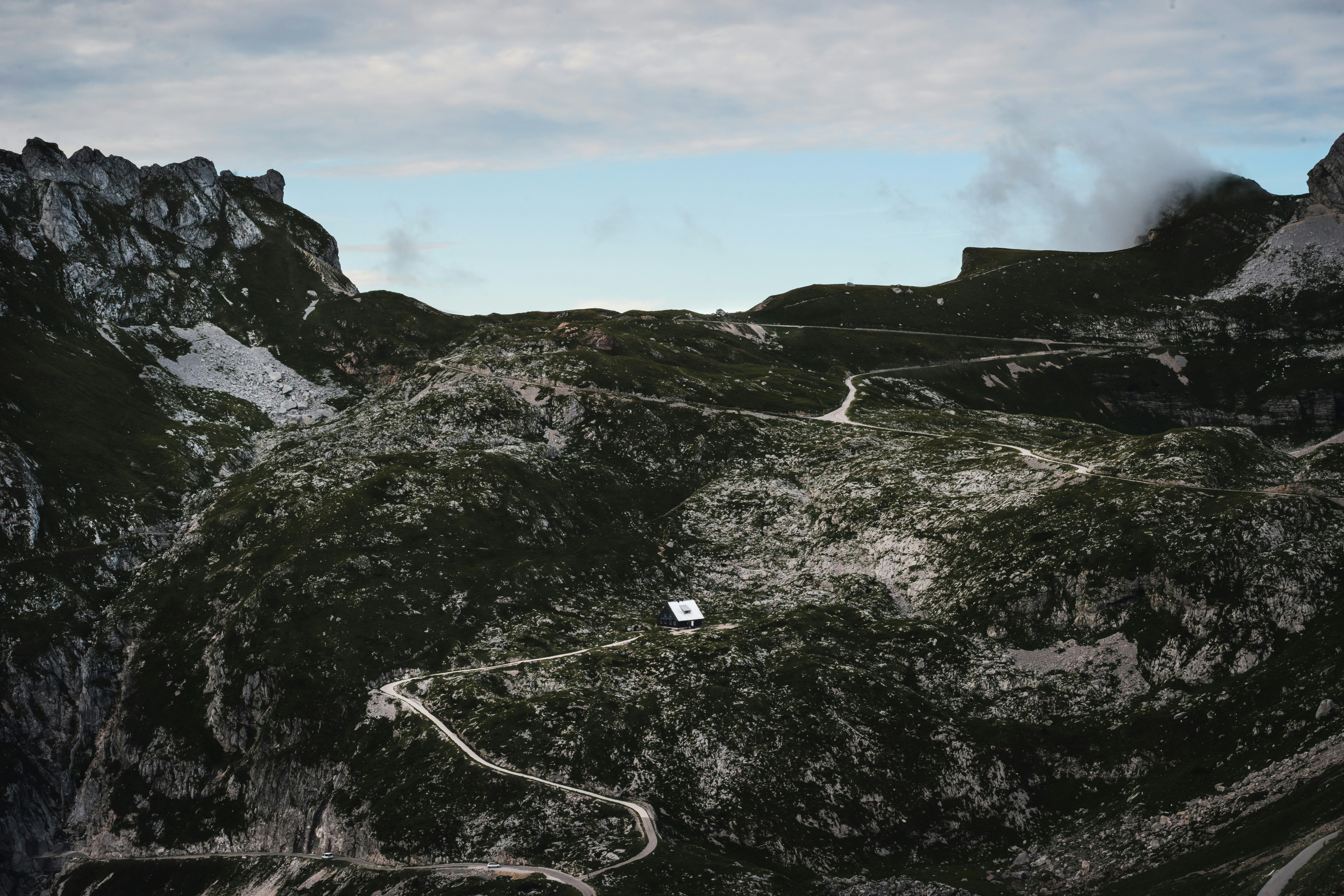 photo-1630694044812-1a5d0177c259?ixid=M3wxMjA3fDB8MXxzZWFyY2h8MTJ8fGxvbmdlc3QlMjBtaW5lY3JhZnQlMjB3YWxrfGVufDB8fHx8MTc2MjY3MDEwNnww\u0026ixlib=rb-4.1.0