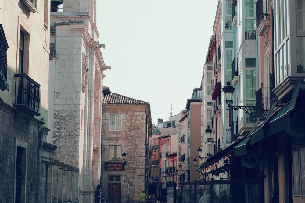 edificio in cemento marrone durante il giorno