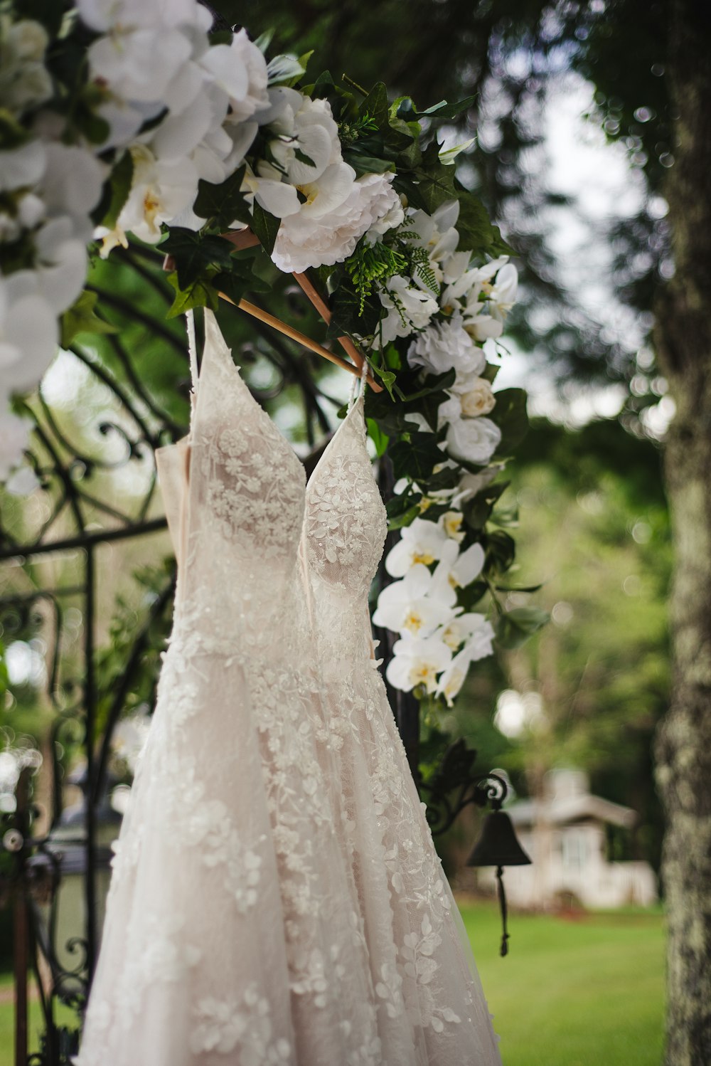 Foto zum Thema Weißes geblümtes spitzen-spaghettiträgerkleid – Kostenloses  Bild zu Hochzeit auf Unsplash