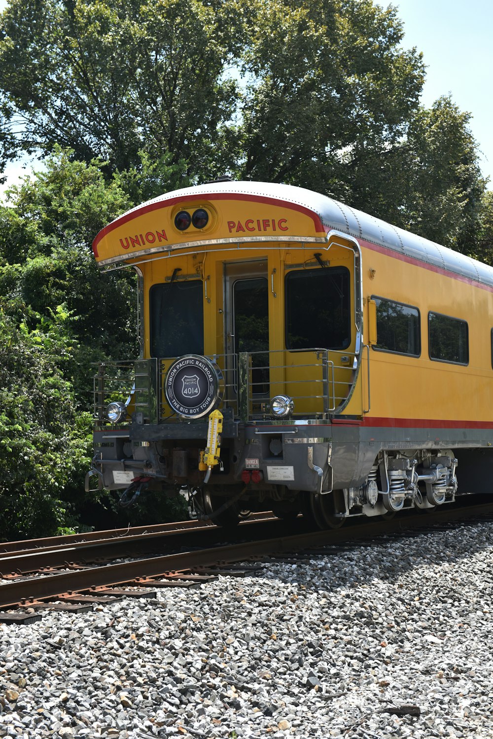 Train jaune et blanc sur les voies ferrées