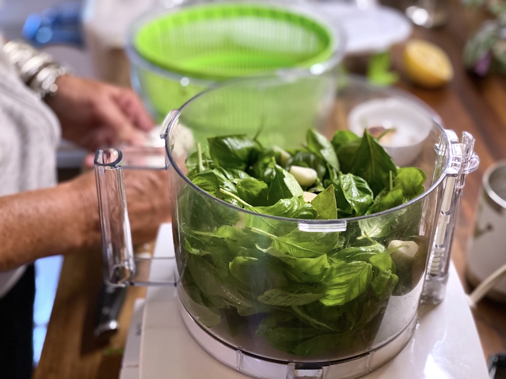 透明なガラスのボウルに入った緑の野菜