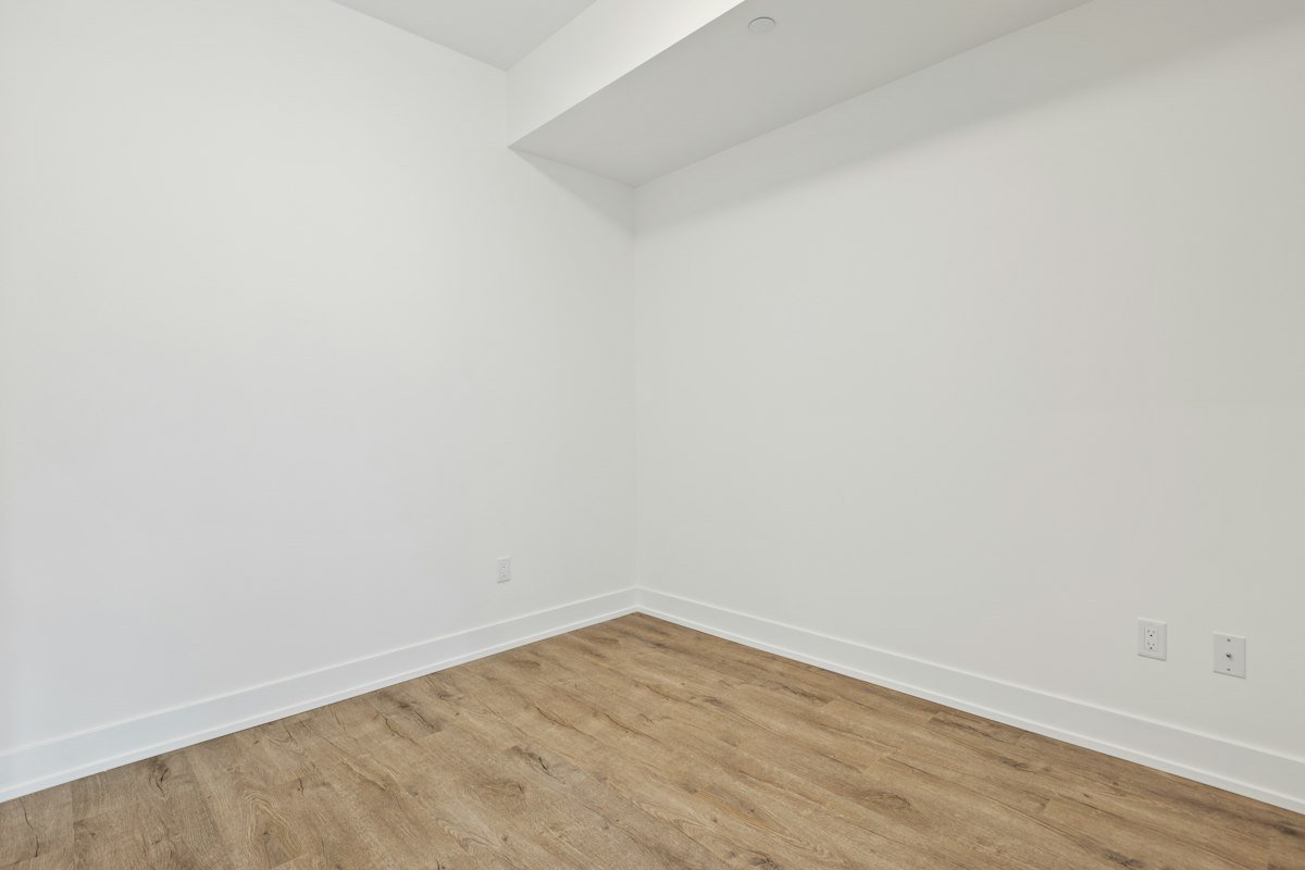 A bare, unfurnished room before a Vibeawe redesign