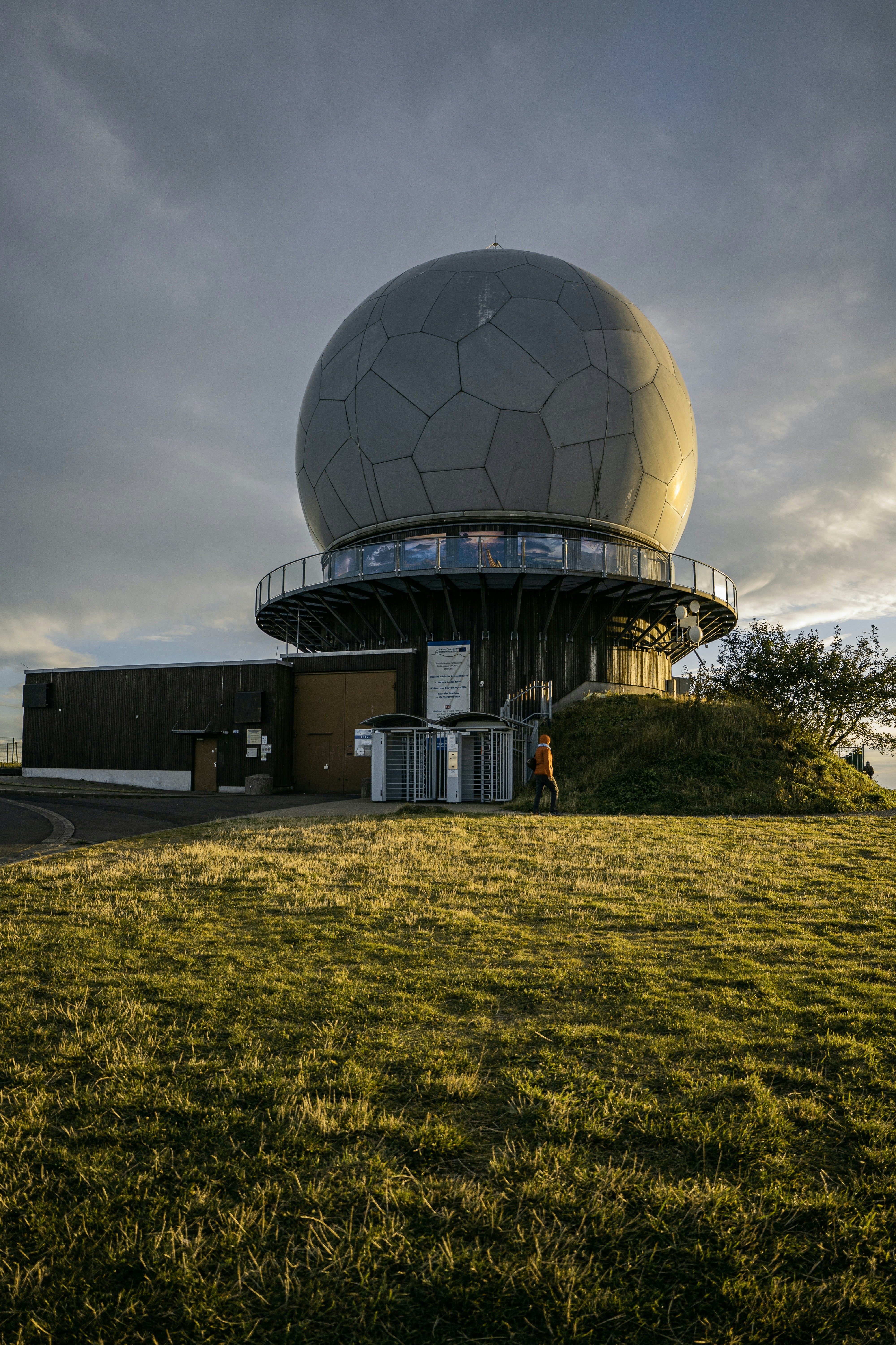 昼間の灰色の雲の下の灰色と白の丸い建物の写真 Unsplashで見つける建築の無料写真