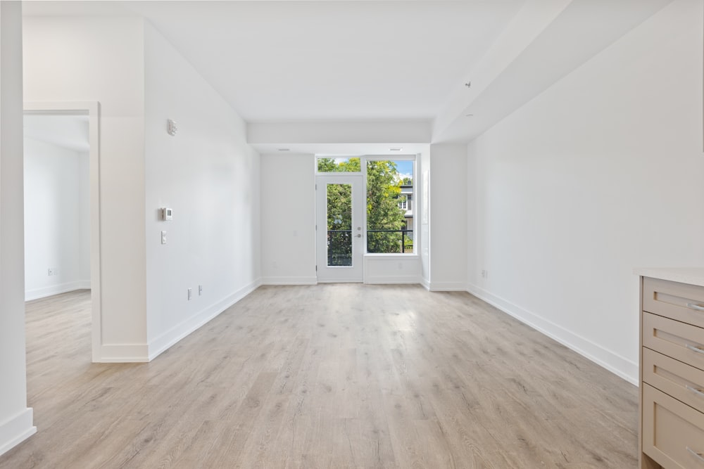 porta in legno bianco su parete dipinta di bianco