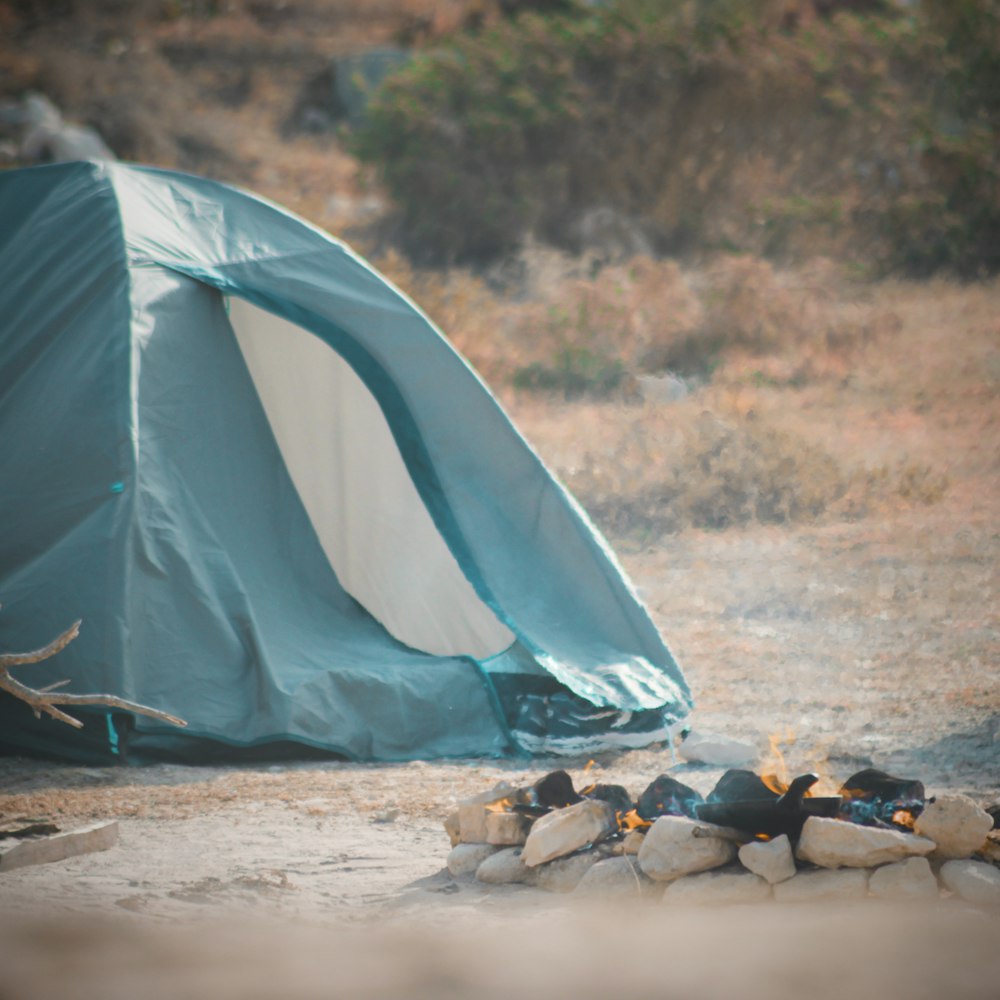 tenda bianca su campo marrone durante il giorno