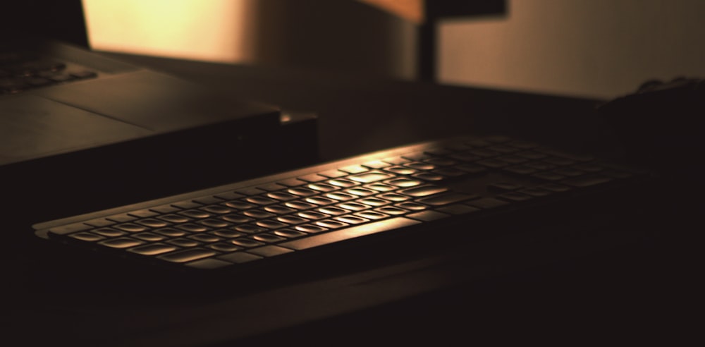 um teclado de computador sentado em cima de uma mesa