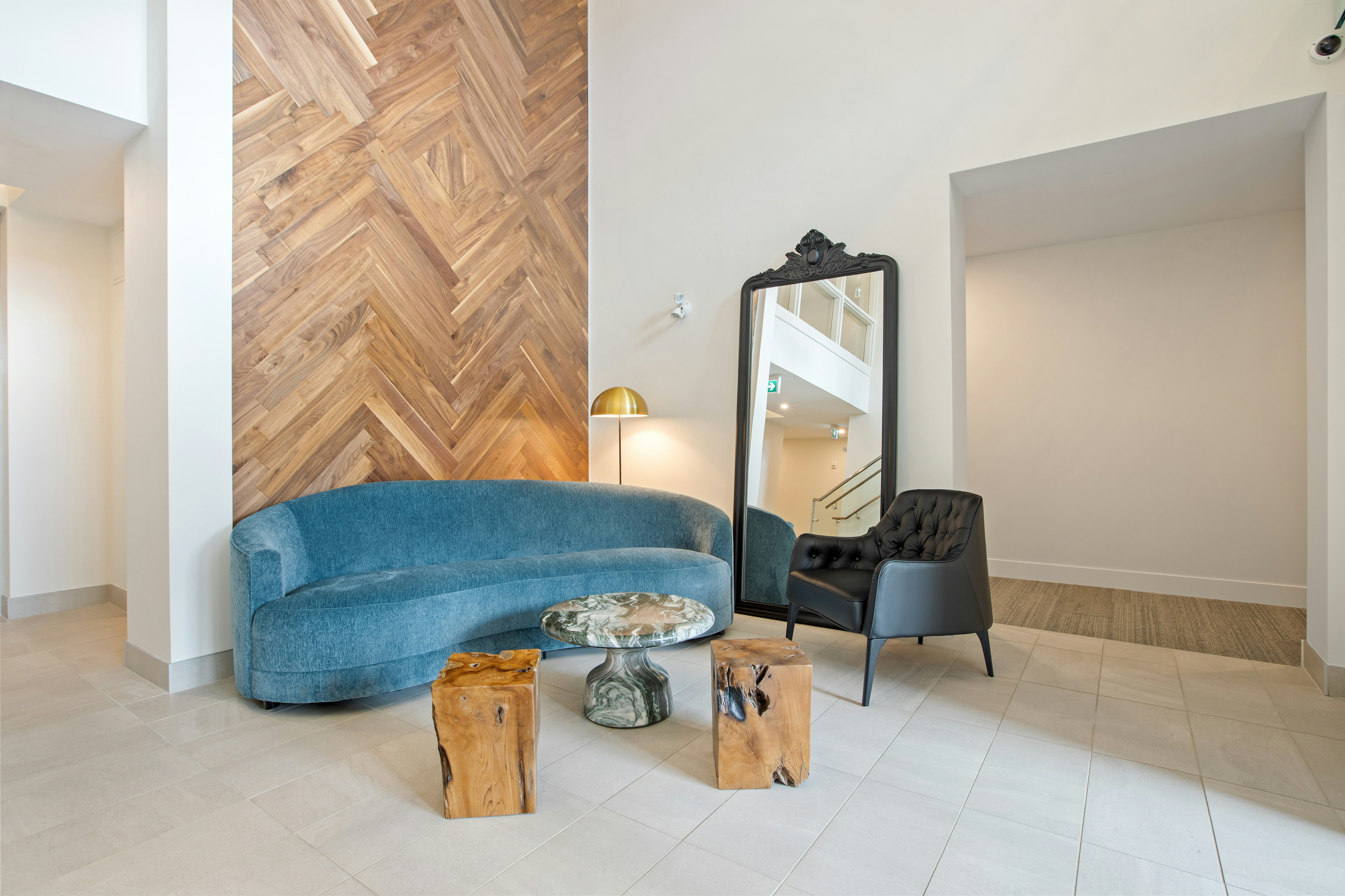 茶色の木製キャビネットの横にある青と白のベッドの写真 Unsplashの無料家具写真