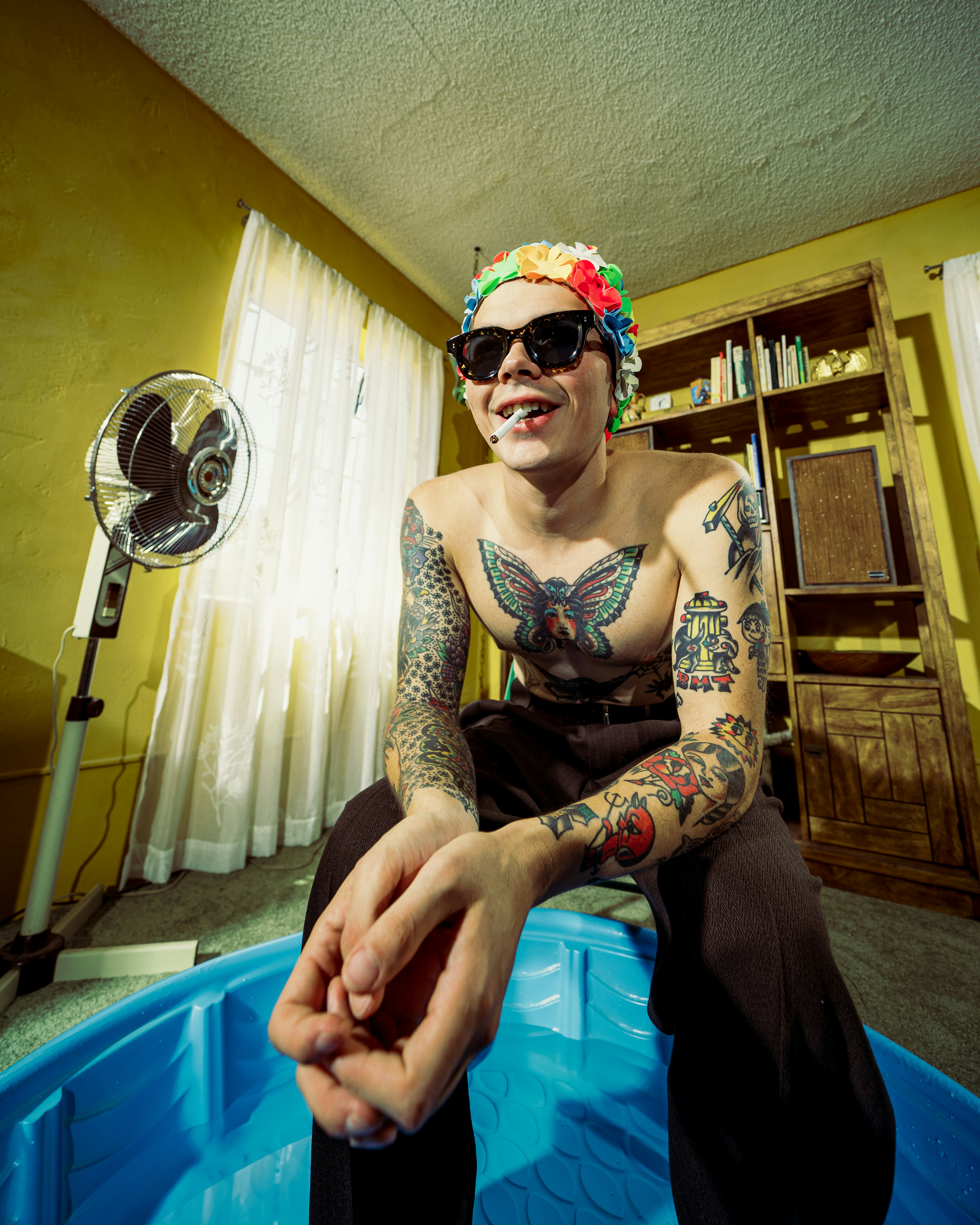 Mujer con camiseta sin mangas negra y marrón con gafas de sol