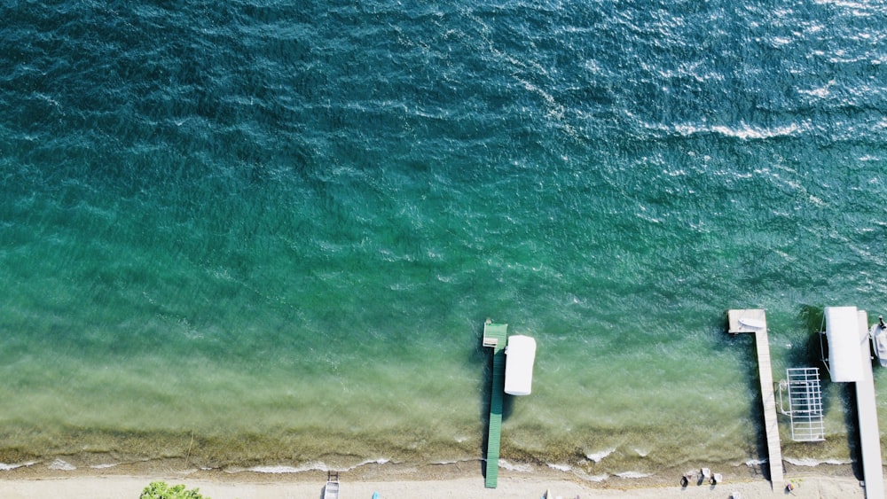 specchio d'acqua verde durante il giorno