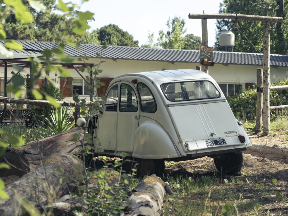 white volkswagen t-1 van