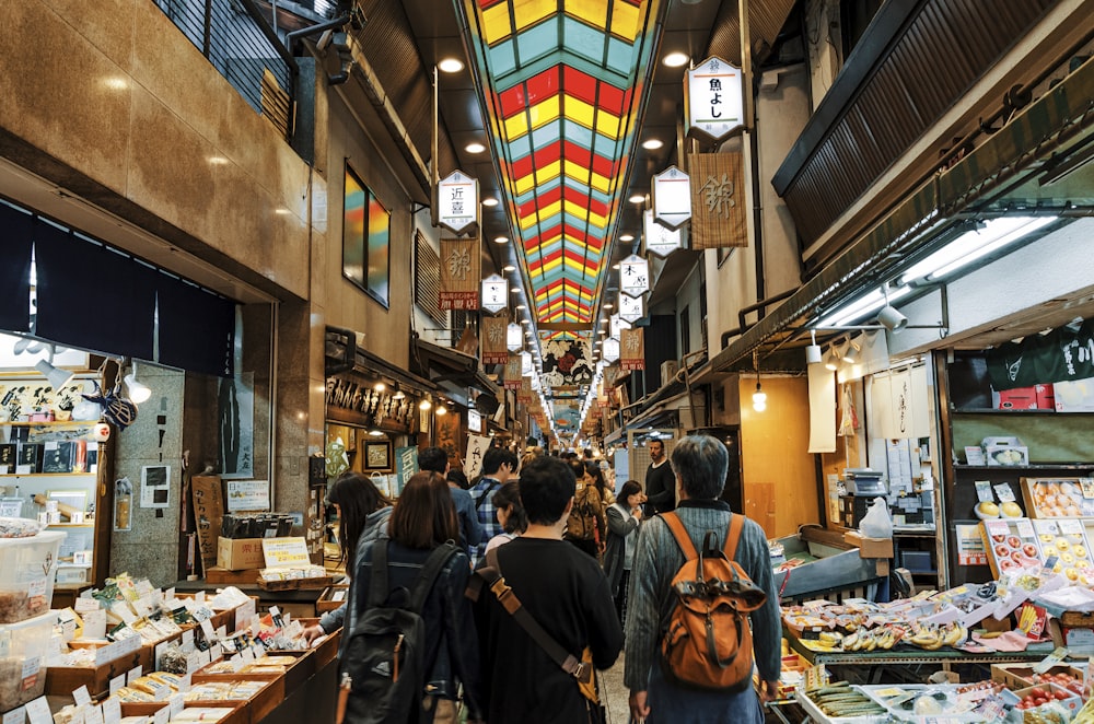 personnes au marché pendant la journée