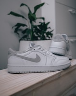 white nike air force 1 low