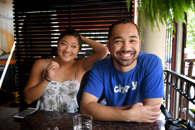Two friends talking over drinks at a cafe