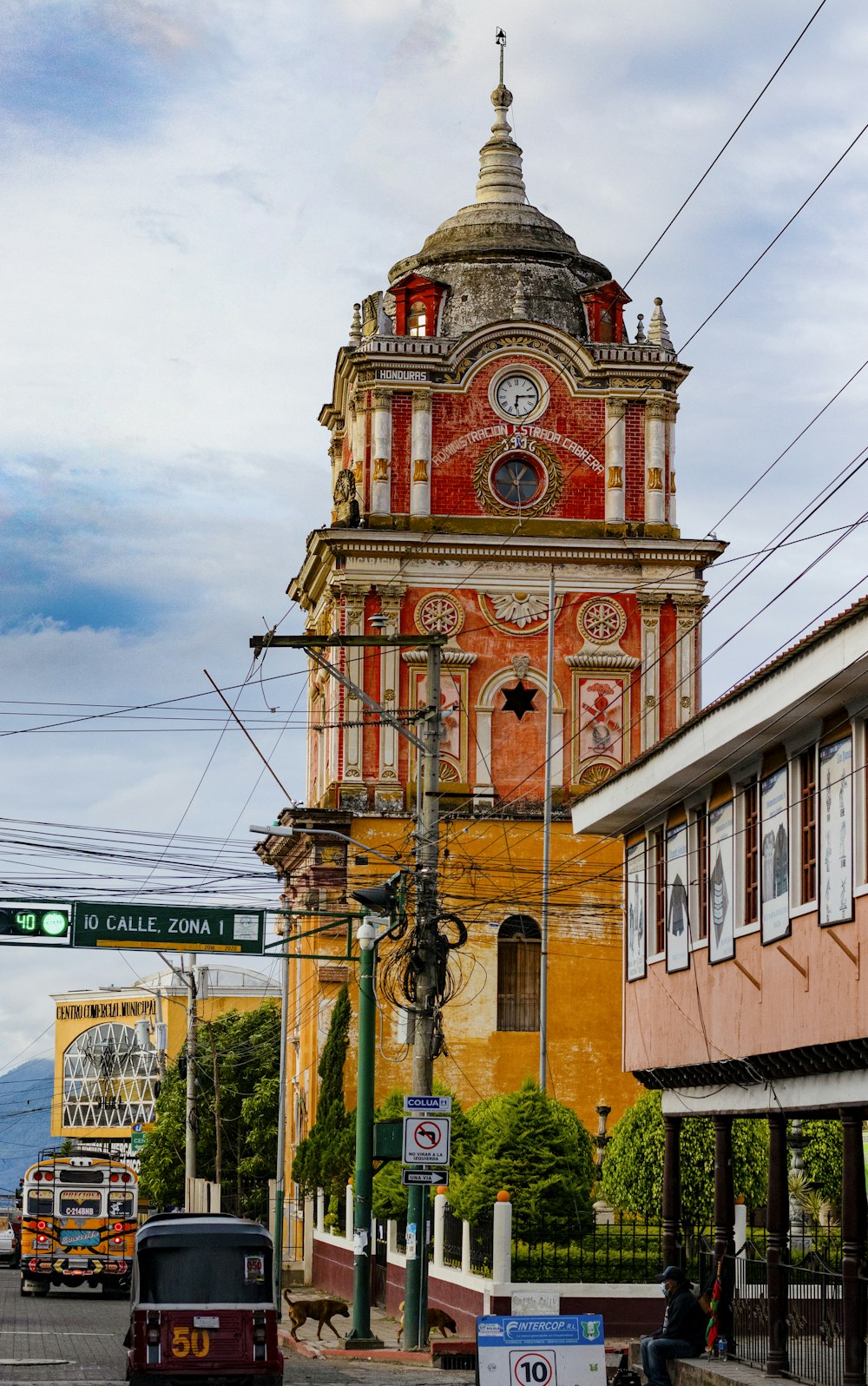 Edificio de hormigón marrón y blanco