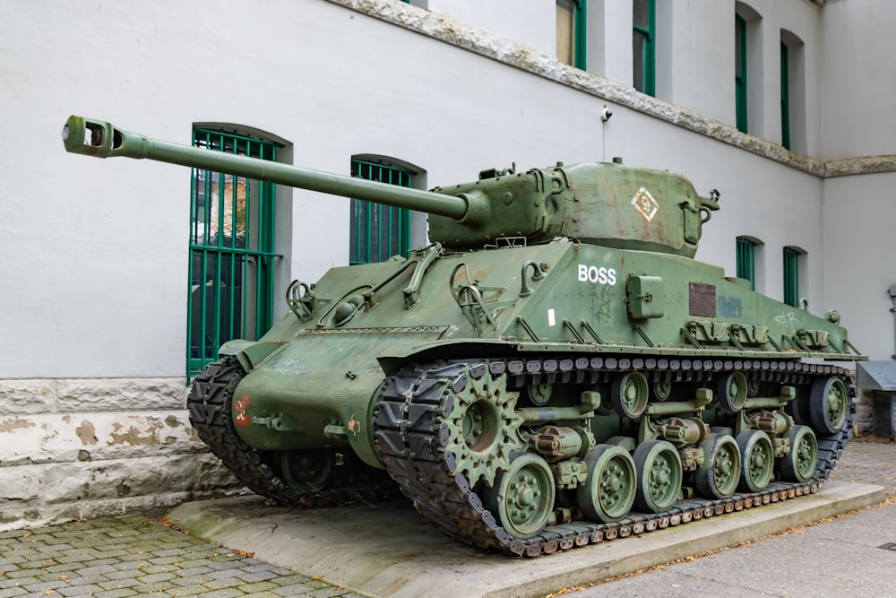 昼間の道路上の緑色の戦車