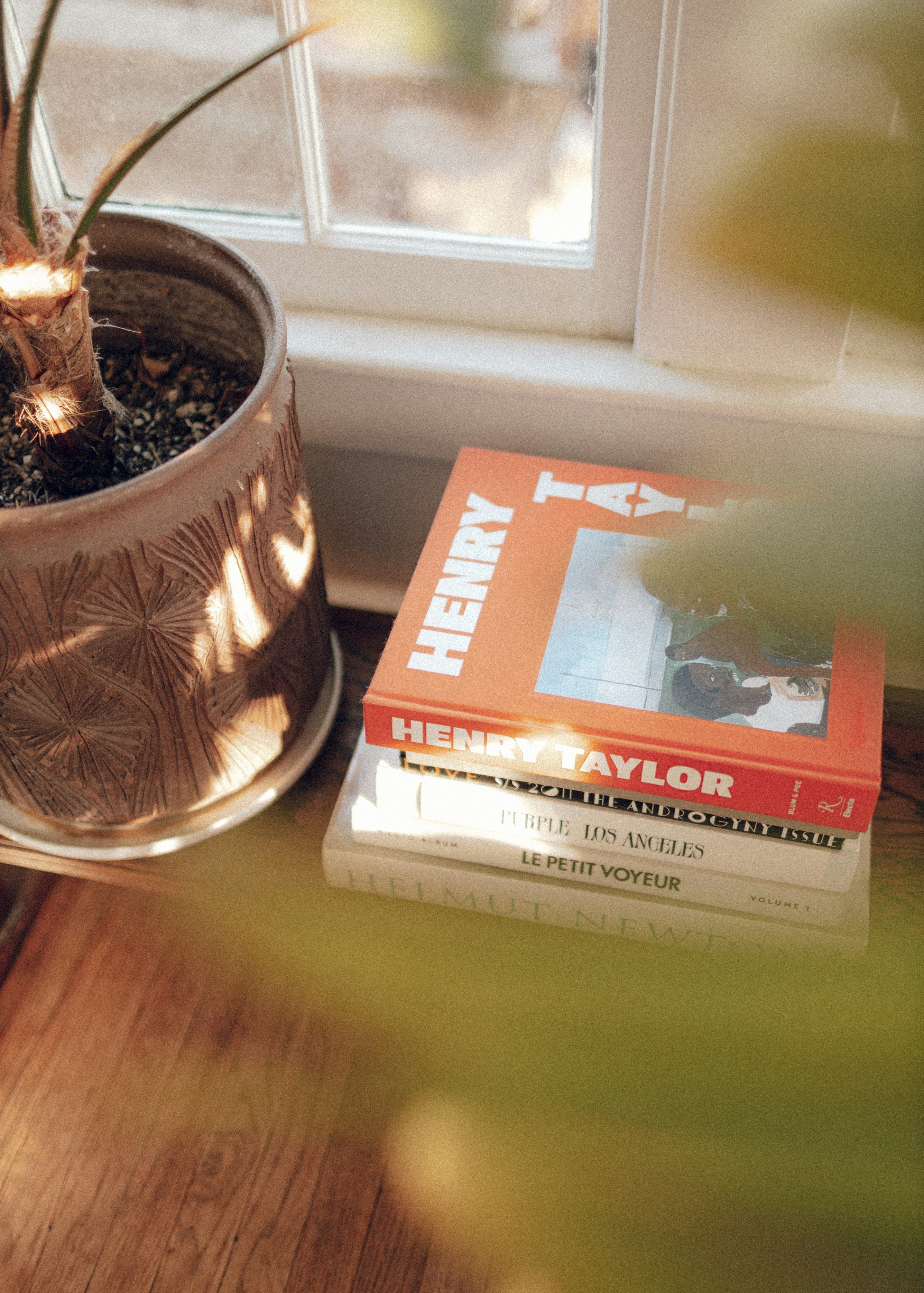 Recipiente redondo marrón y blanco sobre mesa de madera marrón