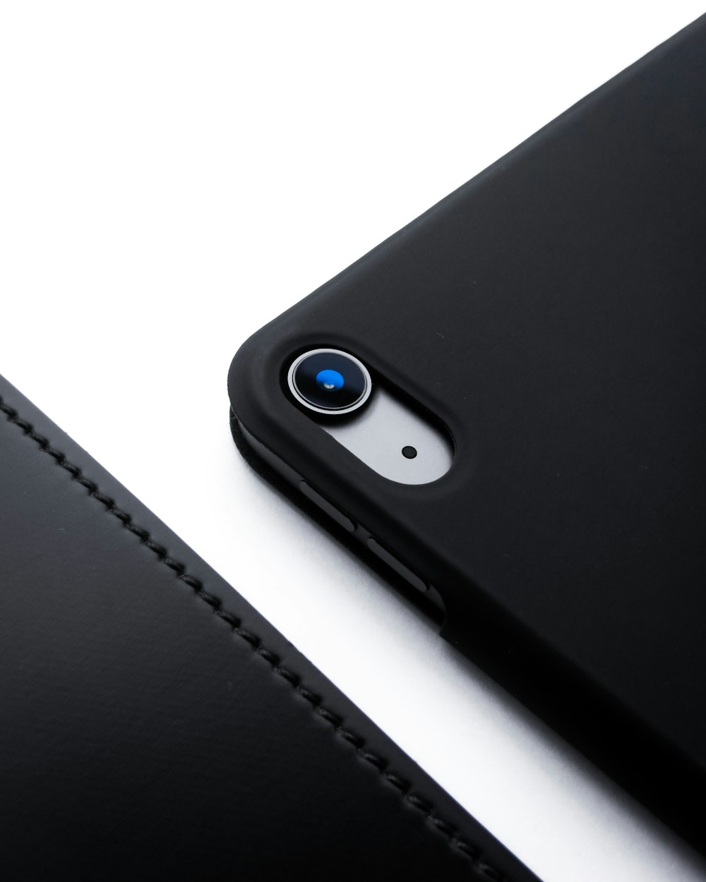 iPhone 7 negro sobre funda de cuero negro