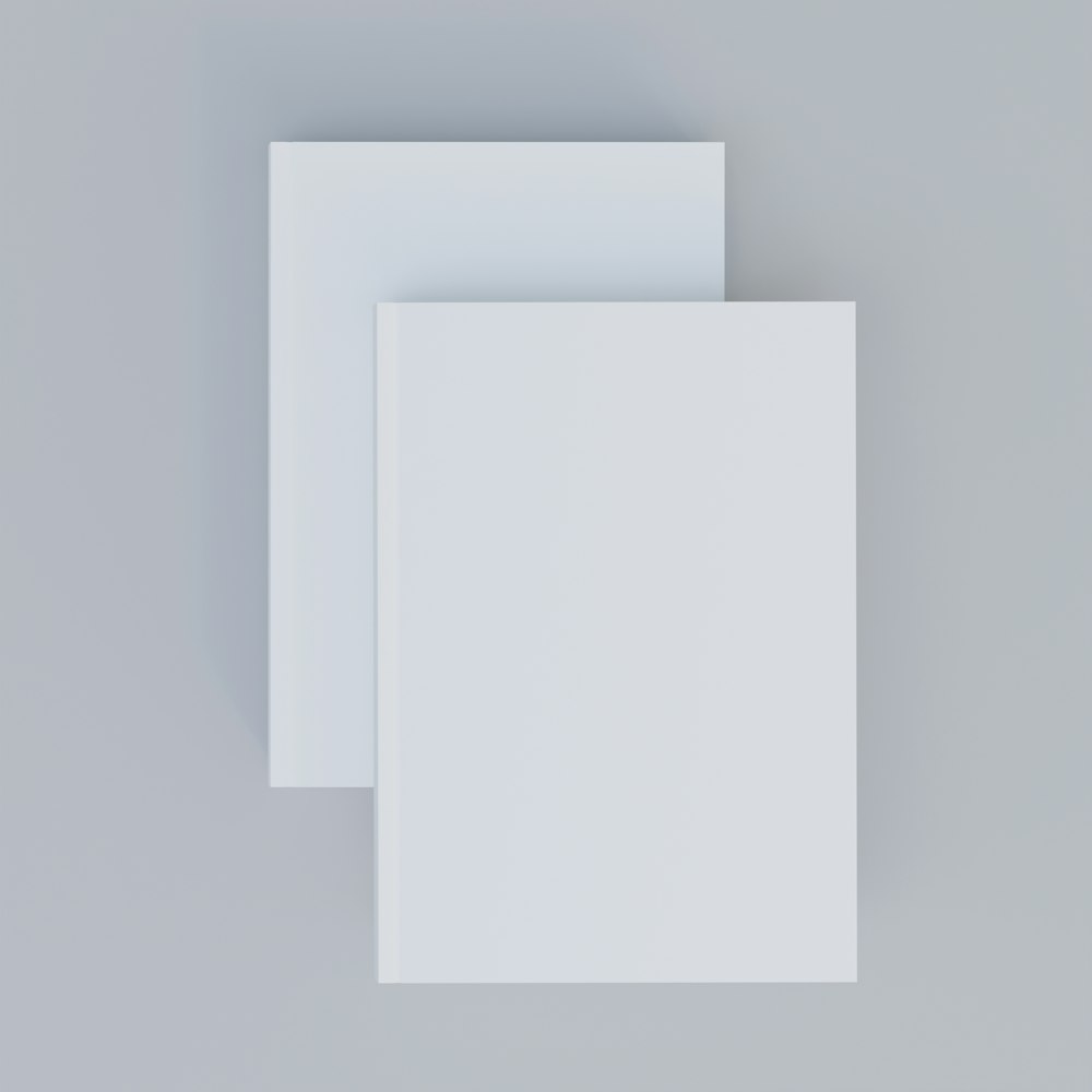 Weißes Druckerpapier auf weißer Oberfläche