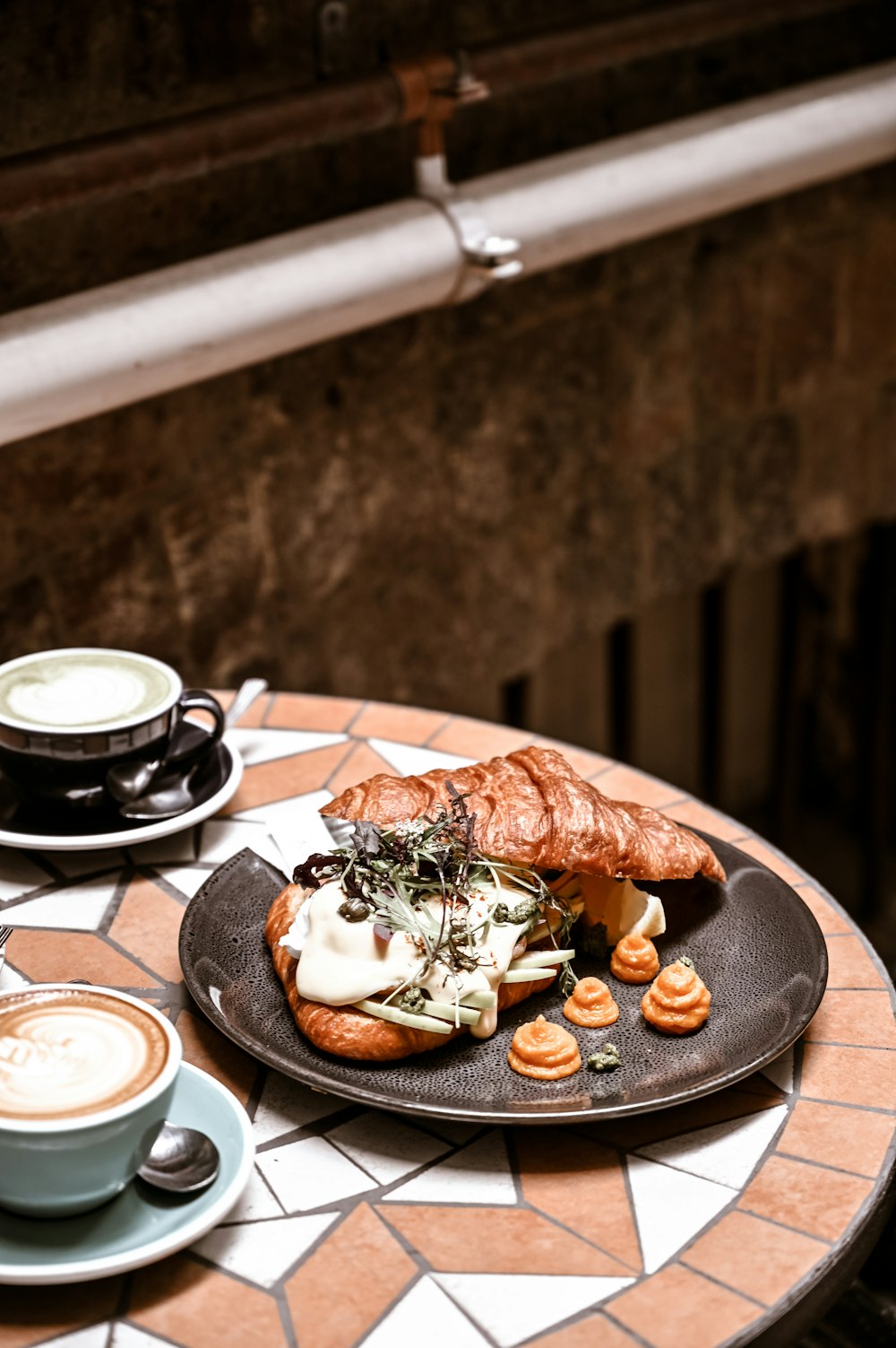 Schwarzbrot auf braunem Keramikteller