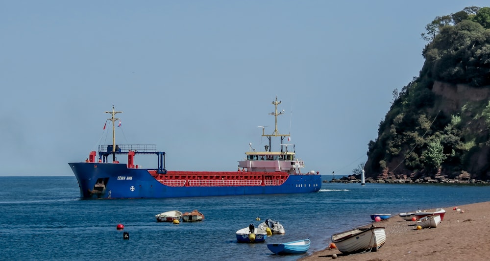 Navire rouge et bleu sur la mer pendant la journée