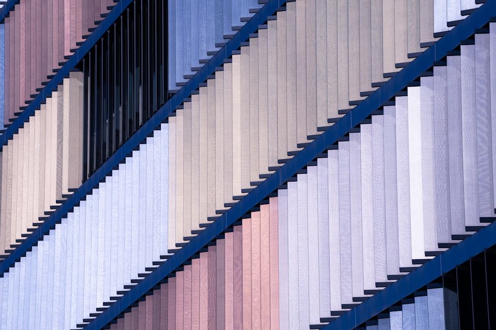 blau-rot-weißes Gebäude mit Glaswänden