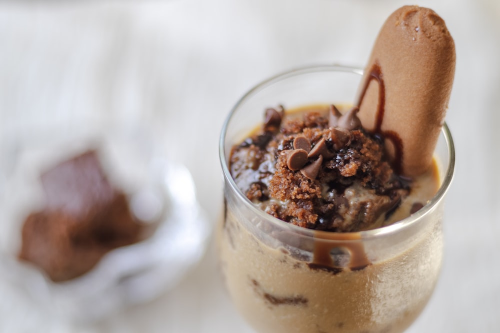 verre à boire transparent avec de la crème glacée au chocolat