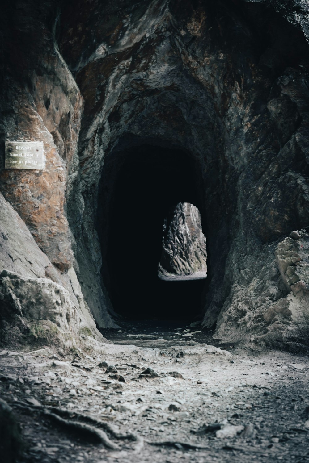 Cueva con agujero durante el día
