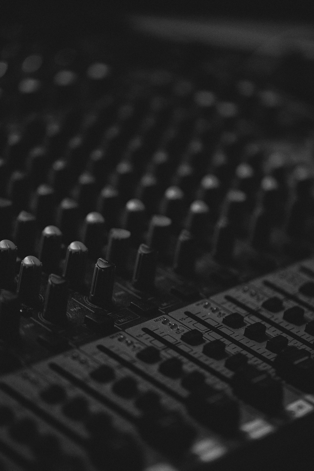 mixer de áudio preto e branco
