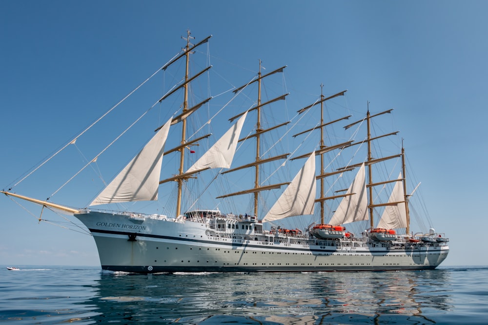 weiß-rotes Segelboot auf See tagsüber