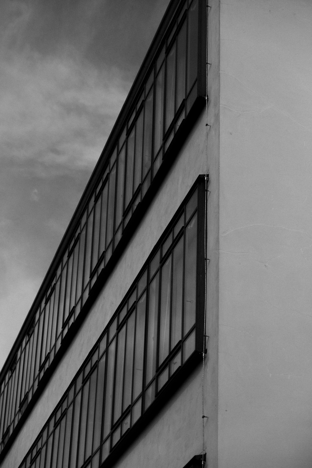 Photo en niveaux de gris d’un bâtiment en béton