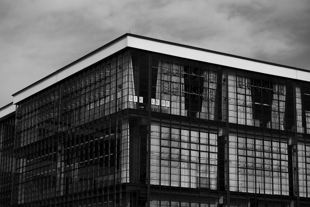 Foto en escala de grises de un edificio bajo el cielo nublado