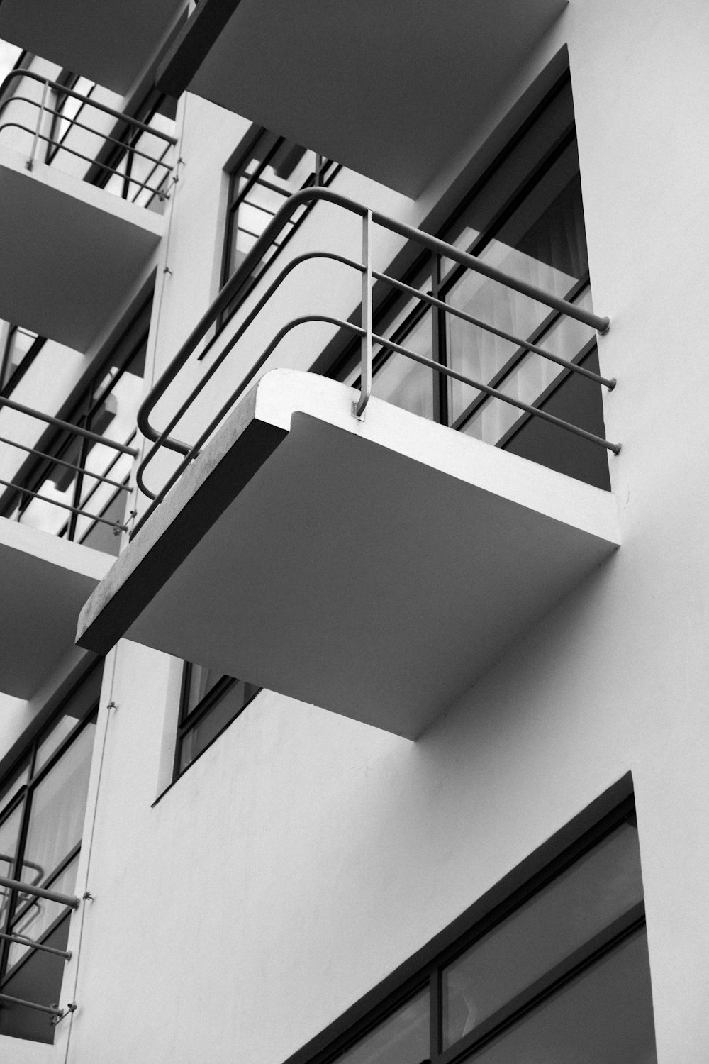 escadas de concreto branco com grades de aço inoxidável