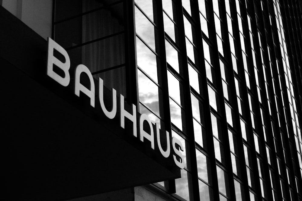 バウハウと書かれた看板のある建物の白黒写真