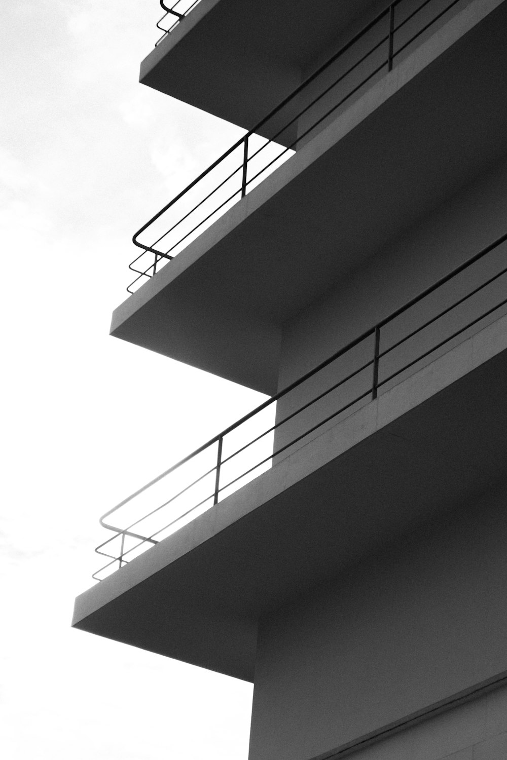 Edificio de hormigón blanco con barandillas metálicas blancas