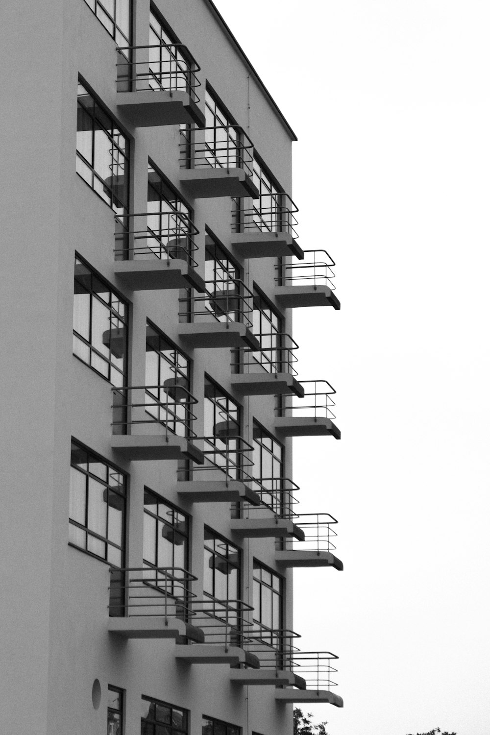 Foto en escala de grises de un edificio de hormigón