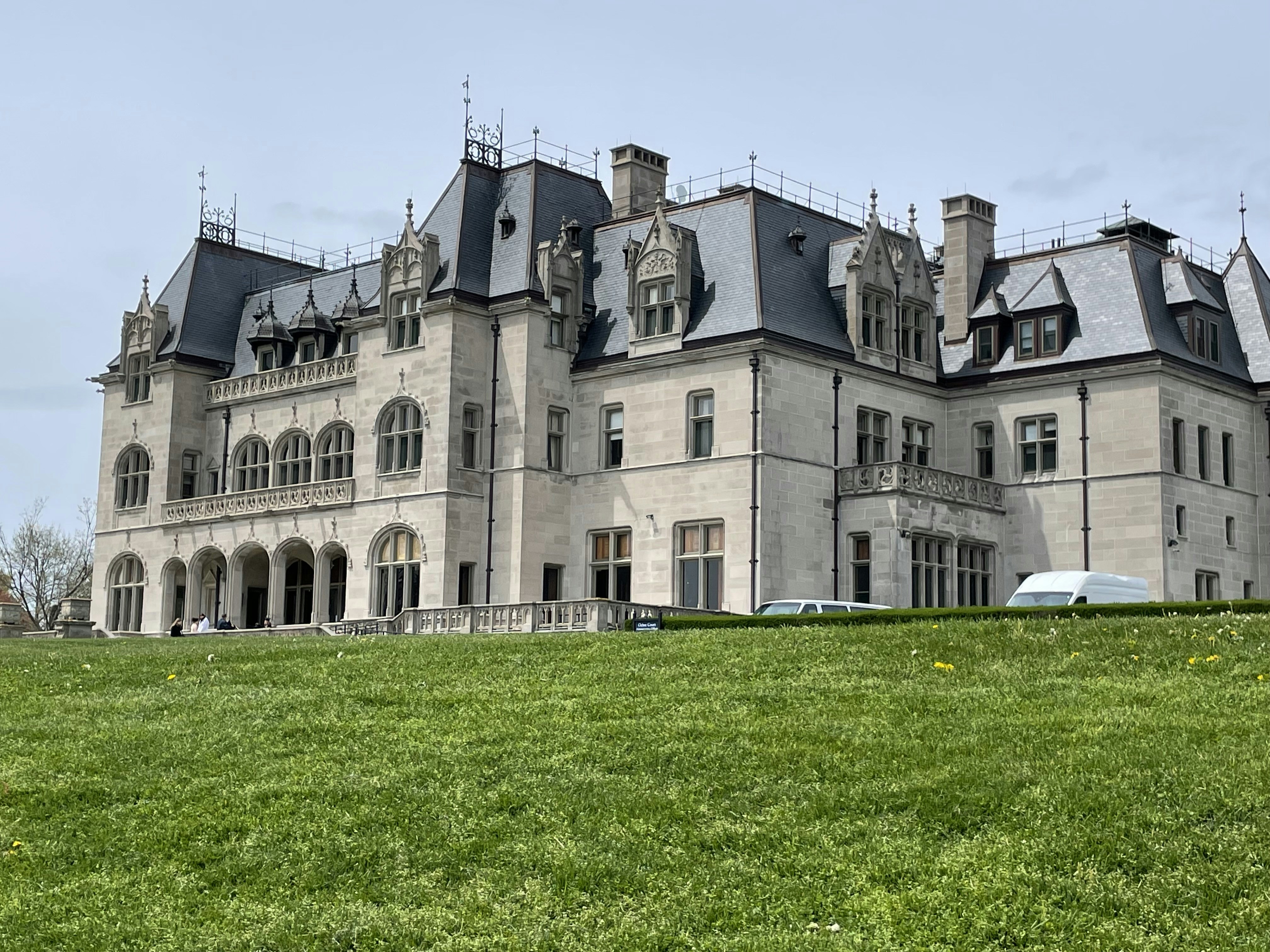 Grünes Grasfeld in der Nähe von grauem Betongebäude tagsüber