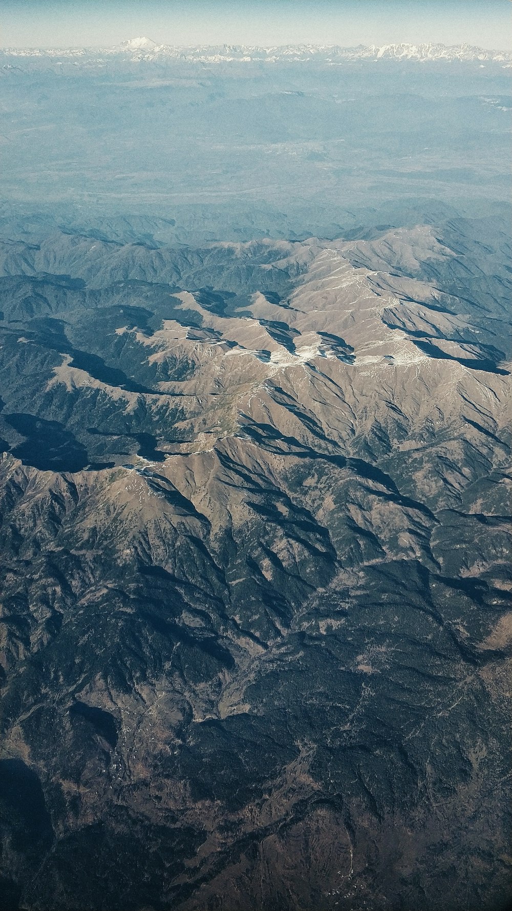 uma vista de uma cordilheira de um avião