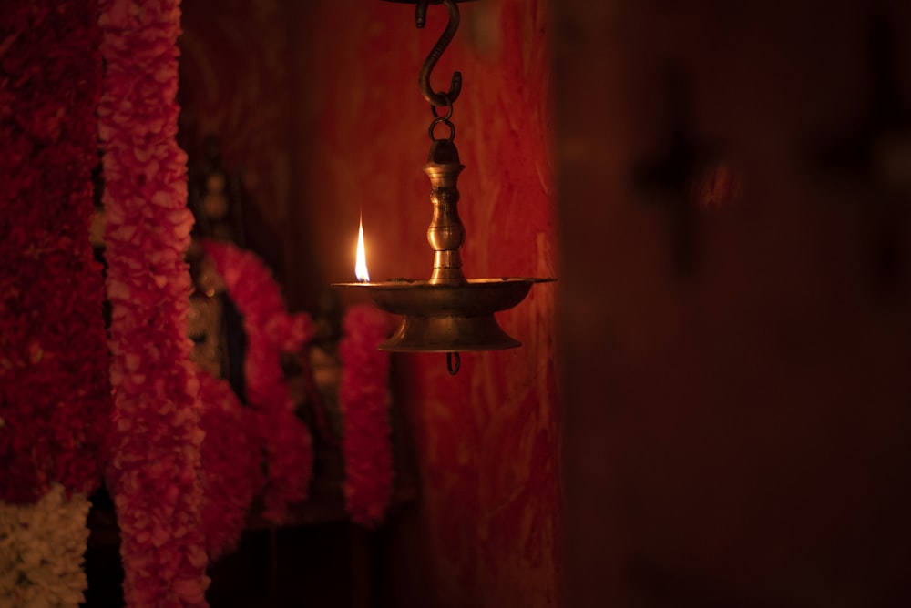 Kerzenhalter aus Messing mit rotem Licht