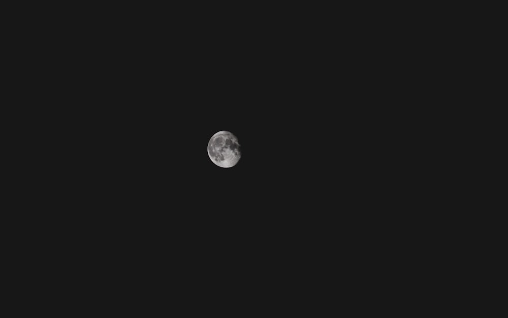 Pleine lune dans le ciel nocturne