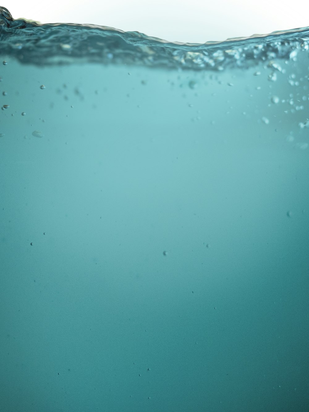 gotículas de água na superfície azul