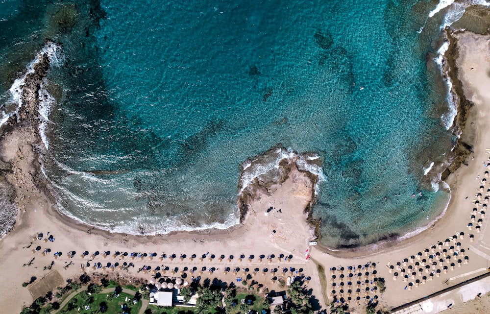 vista aérea de pessoas na praia durante o dia