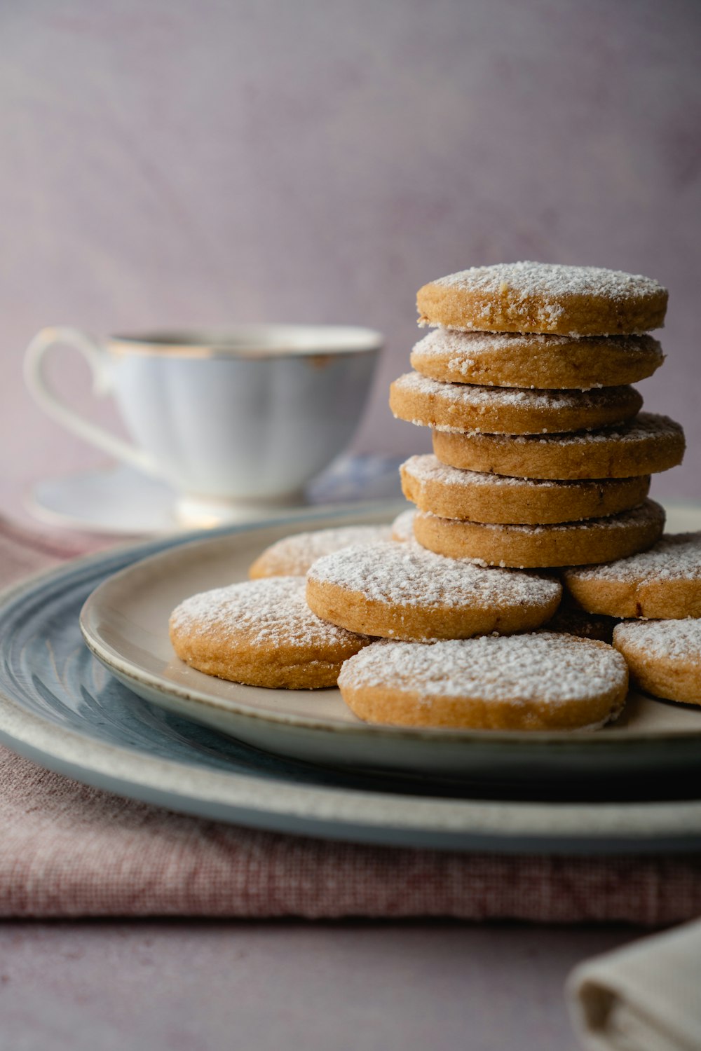 biscotti marroni su piatto di ceramica bianca