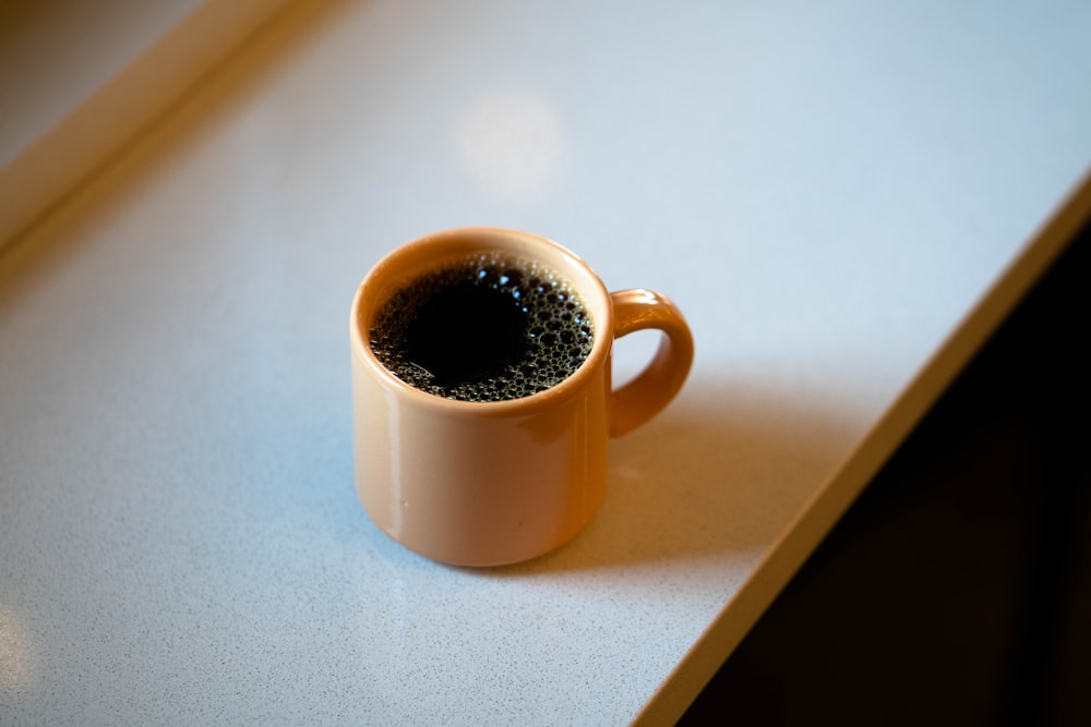 Taza de cerámica blanca con líquido negro