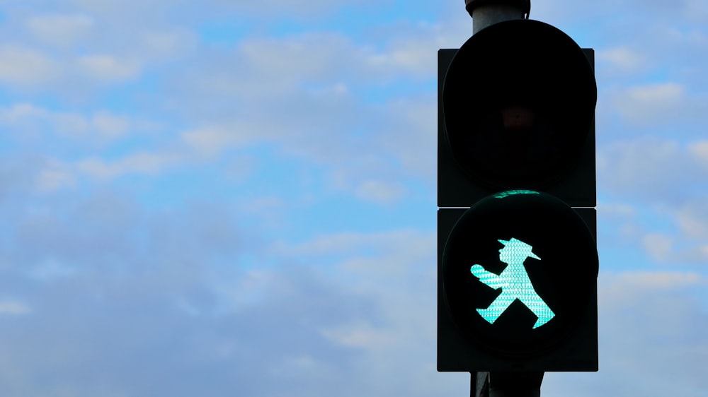 Schwarze Ampel mit grünem Licht