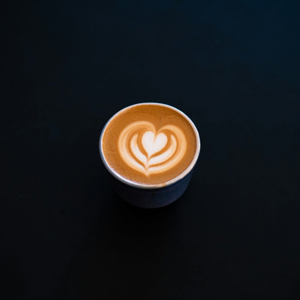 Taza de cerámica blanca y negra con café