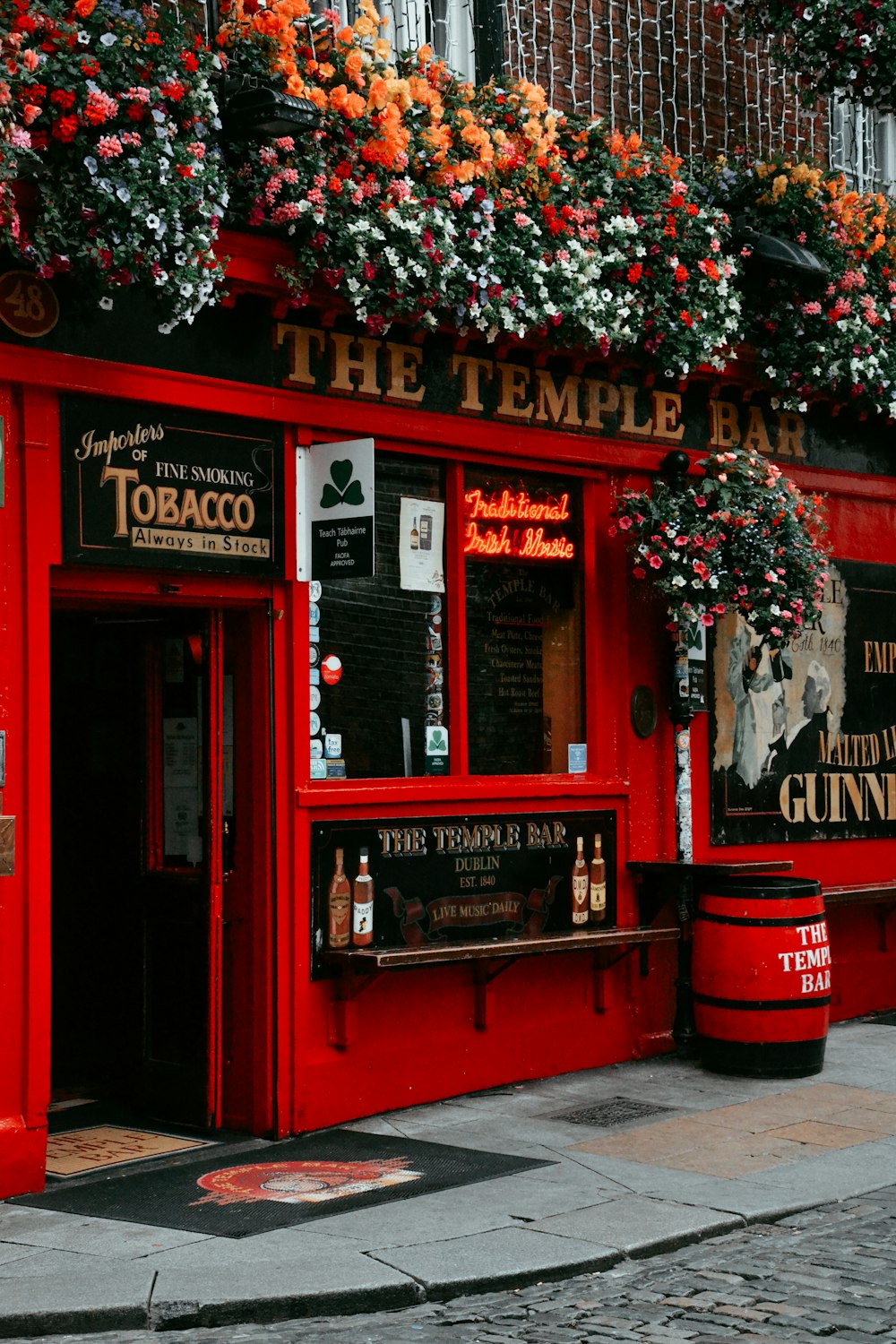 Tienda de madera roja y negra