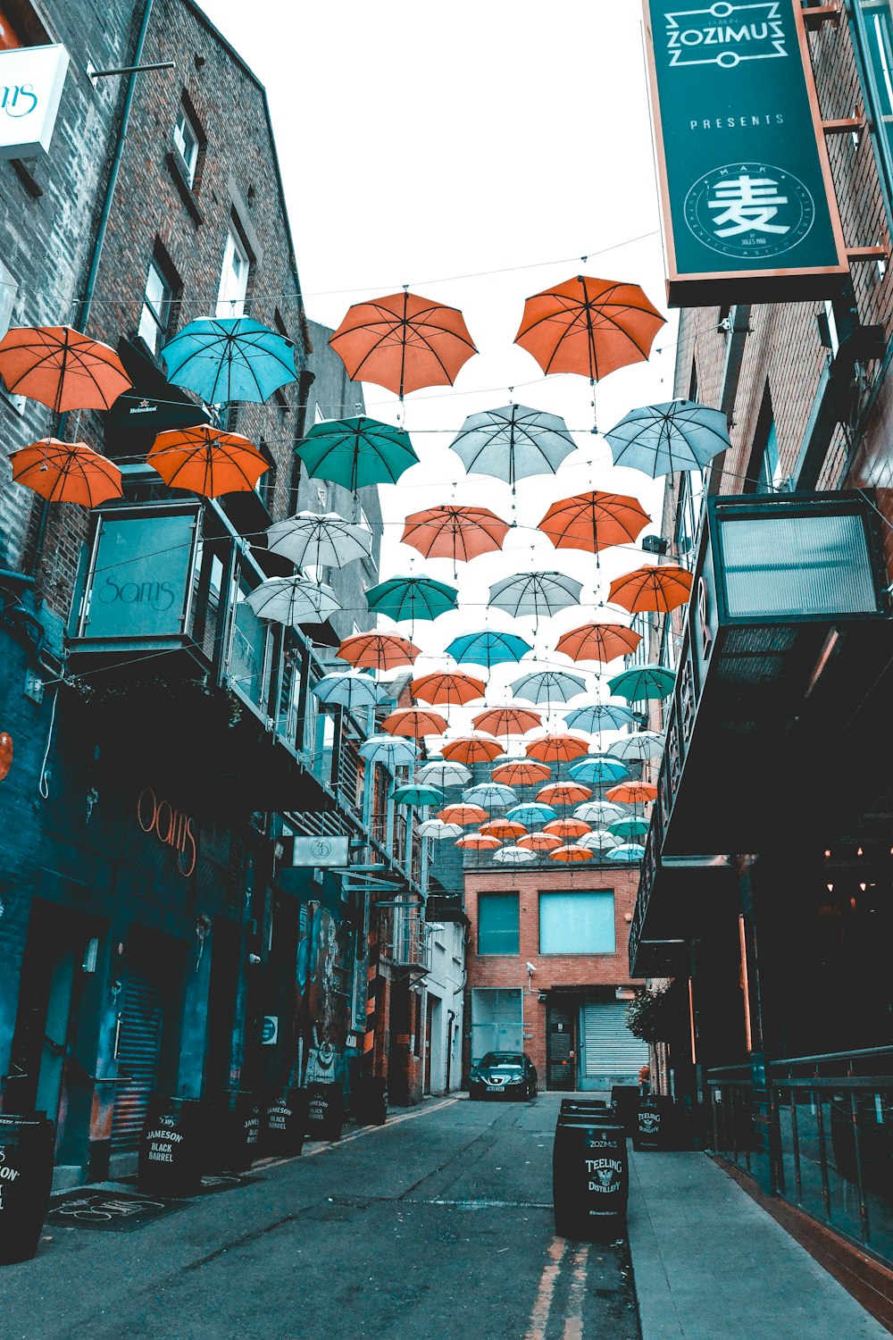 Foto paraguas naranja colgado en la calle durante el día – Imagen Irlanda  gratis en Unsplash