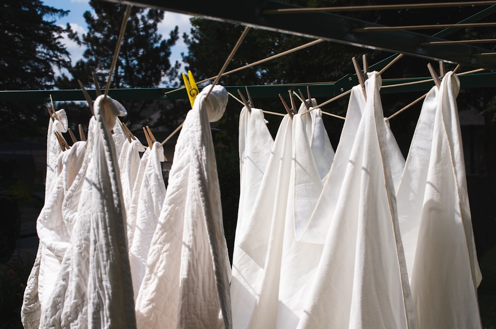 Textil blanco colgado en alambre durante el día