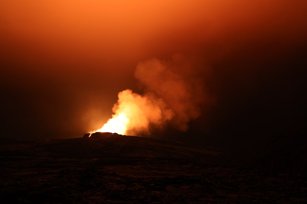 humo blanco que sale de la montaña