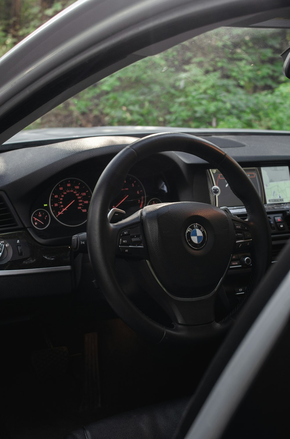 schwarzes BMW PKW Lenkrad